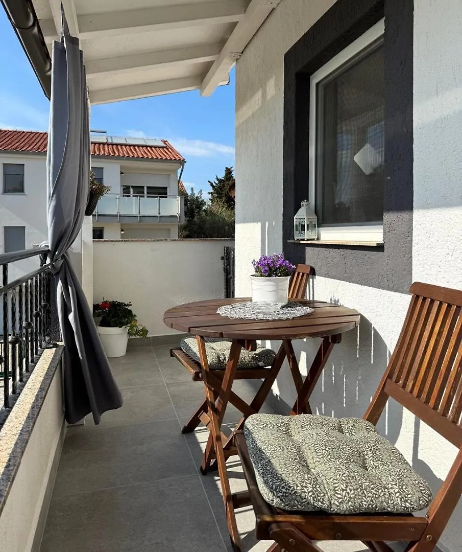 Charming Apartments Dodo 크르크 0*,